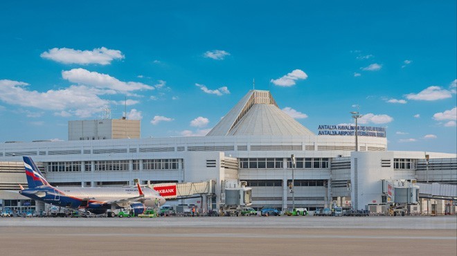 ANTALYA’DA UÇAKLAR HAVALİMANINA İNEMEDİ